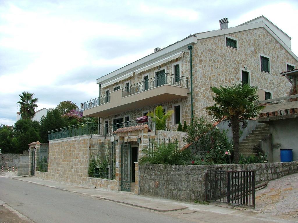 Apartment Tri Kiparisa 티바트 객실 사진